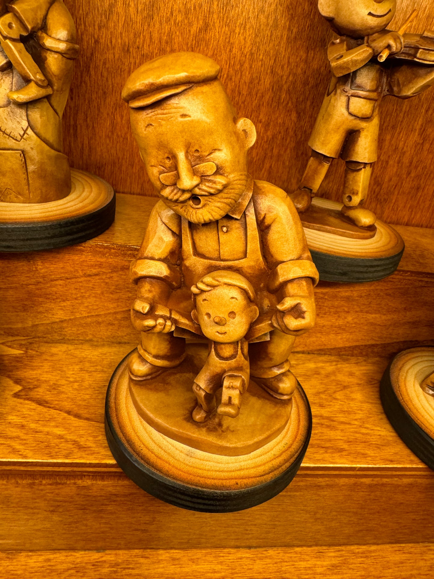 Pinocchio y Geppetto andando