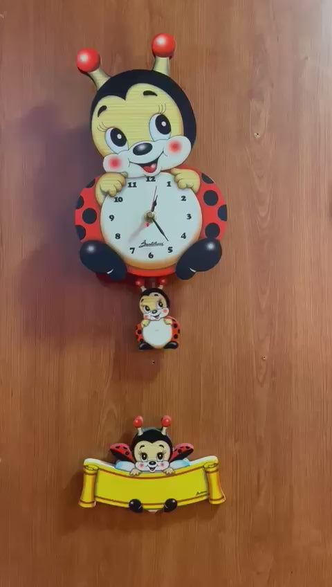 RELOJ CON PENDULO Y LETRERO MARIQUITA
